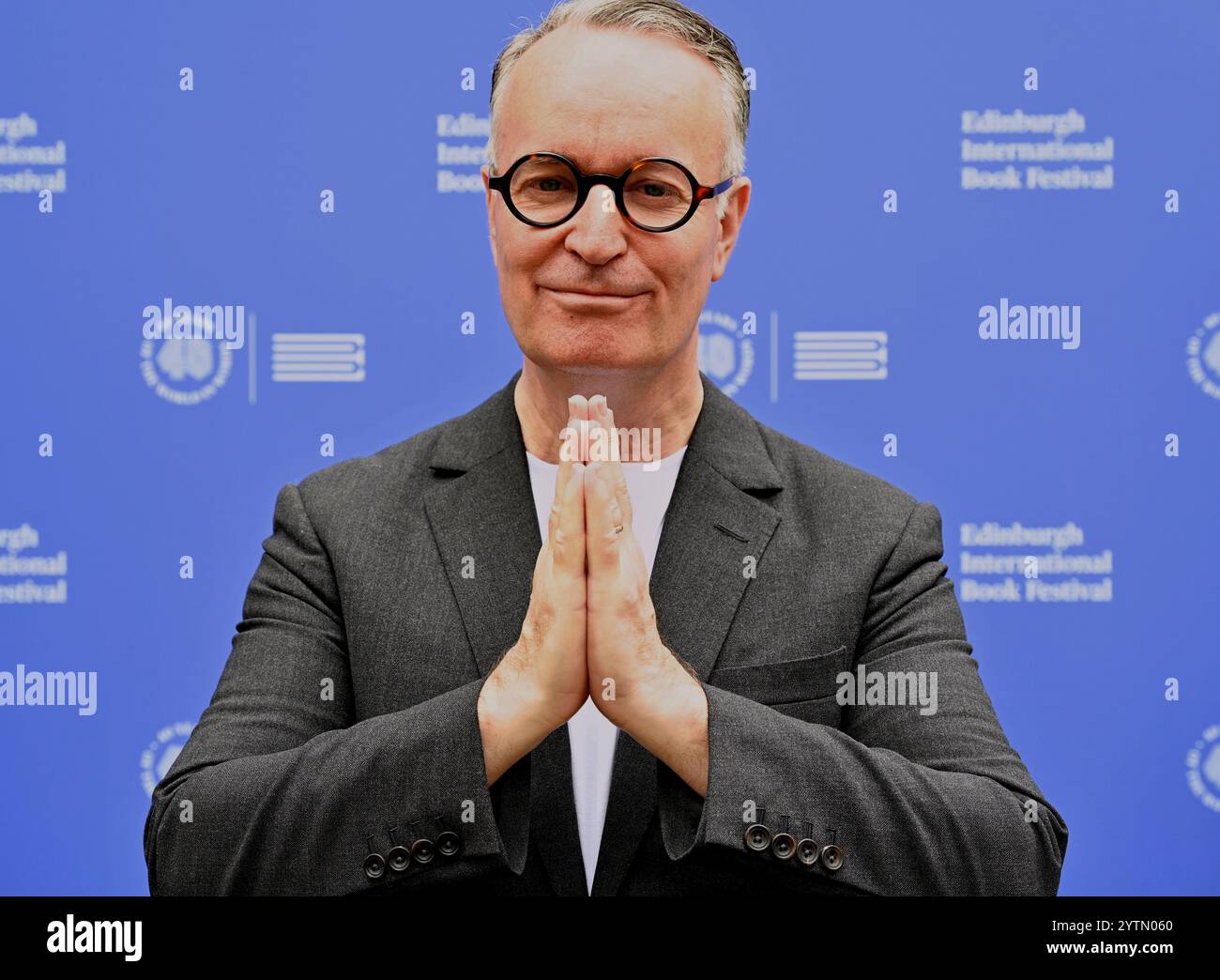 Edimburgo, Scozia, Regno Unito. 22 agosto 2023. 40° anniversario dell'Edinburgh International Book Festival: L'autore scozzese e il candidato al Three Times Booker Prize Andrew o'Hagan alla photocall ufficiale. Credit Craig Brown/Alamy Live News Foto Stock