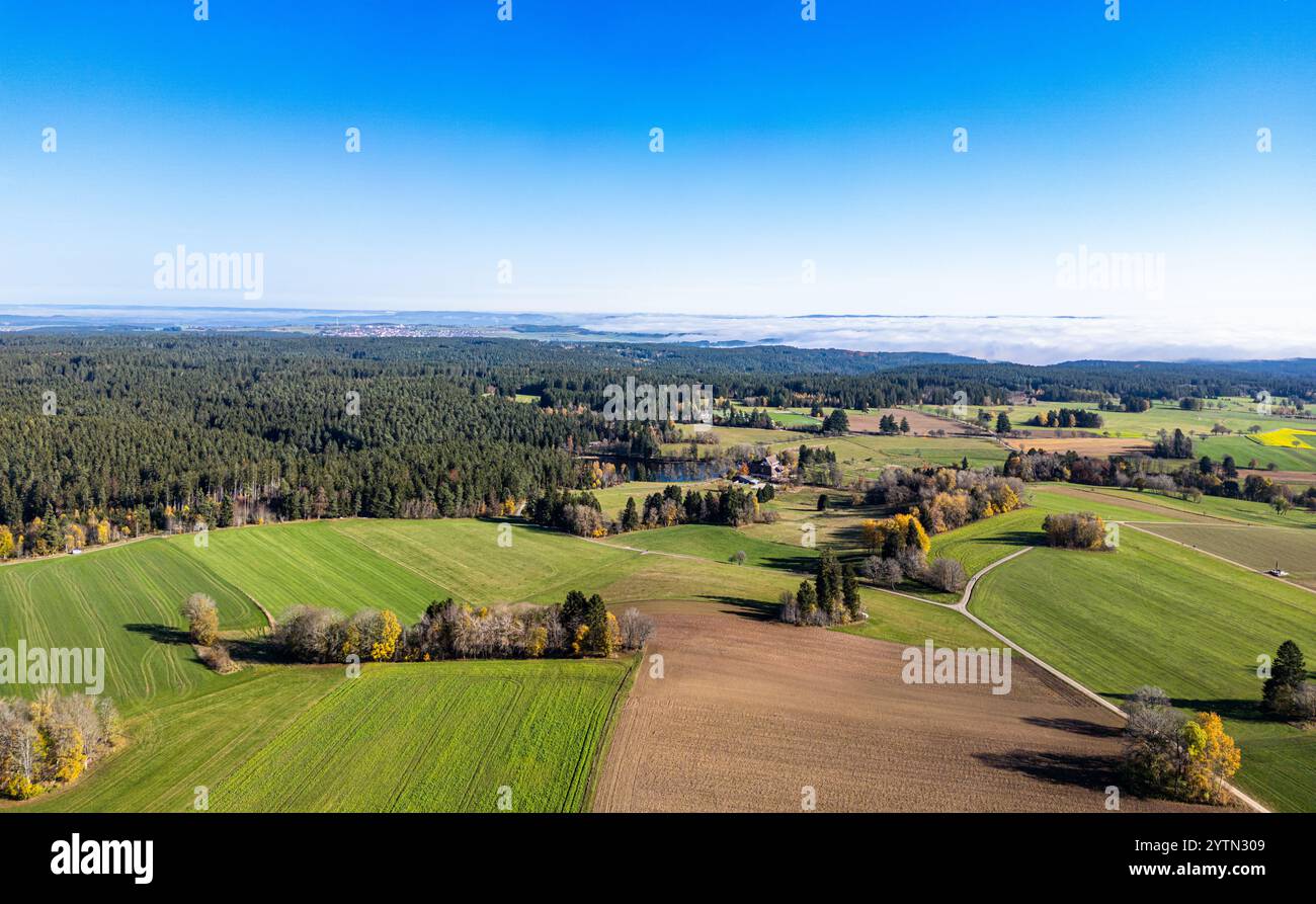 Grafenhausen, Germania, 10 novembre 2024: Vista da Grafenhausen sul Schlüchtsee verso Bonndorf nella Foresta Nera. La nebbia si è dissipata ad alta velocità Foto Stock
