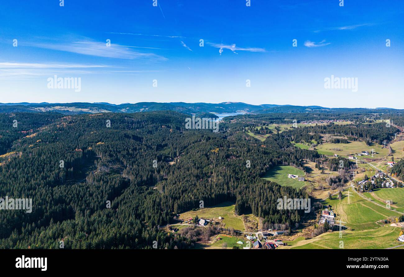 Grafenhausen, Germania, 10 novembre 2024: Vista sulla Foresta Nera verso Schluchsee. Il serbatoio è facile da vedere. (Foto di Andreas Haas/dieBildmanuf Foto Stock
