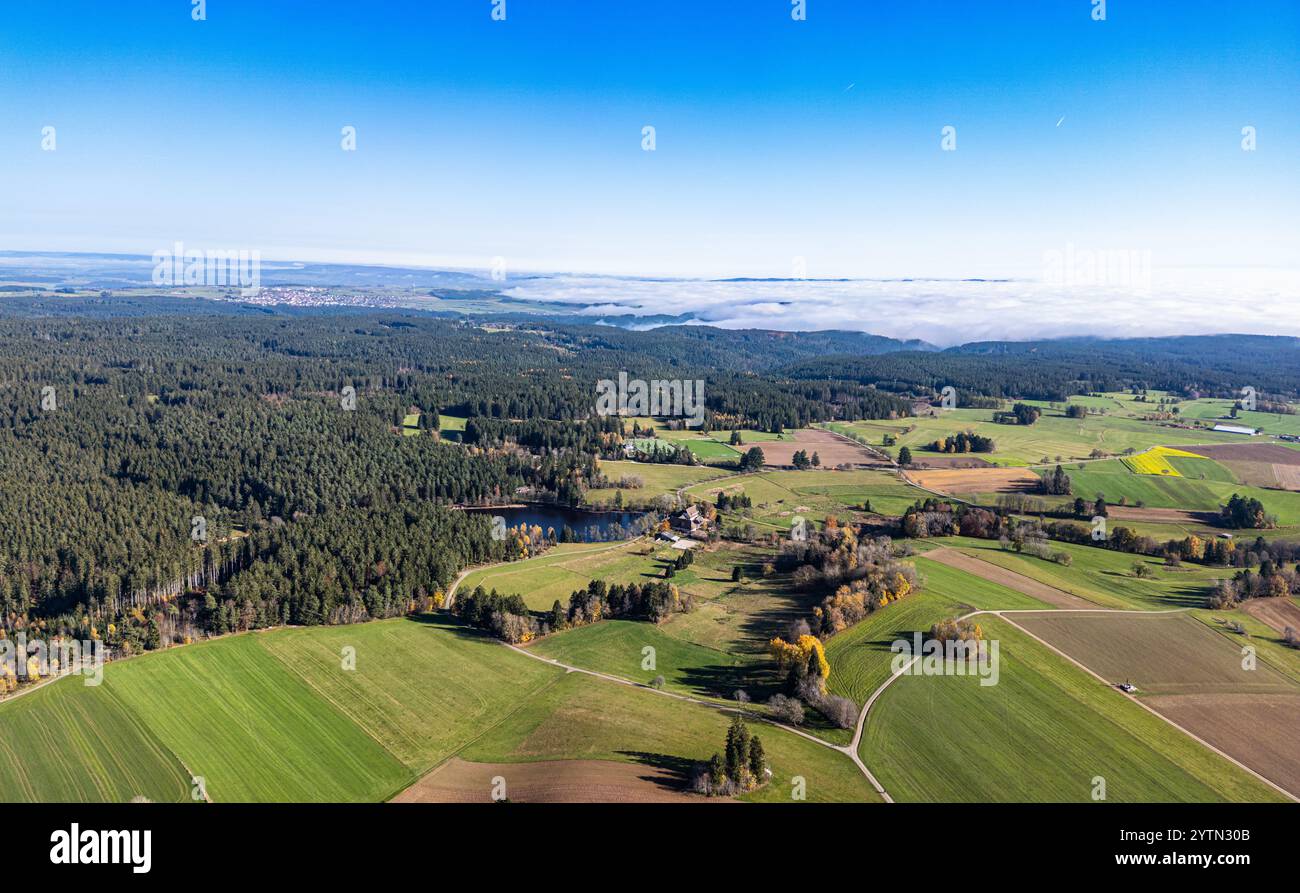 Grafenhausen, Germania, 10 novembre 2024: Vista da Grafenhausen sul Schlüchtsee verso Bonndorf nella Foresta Nera. La nebbia si è dissipata ad alta velocità Foto Stock