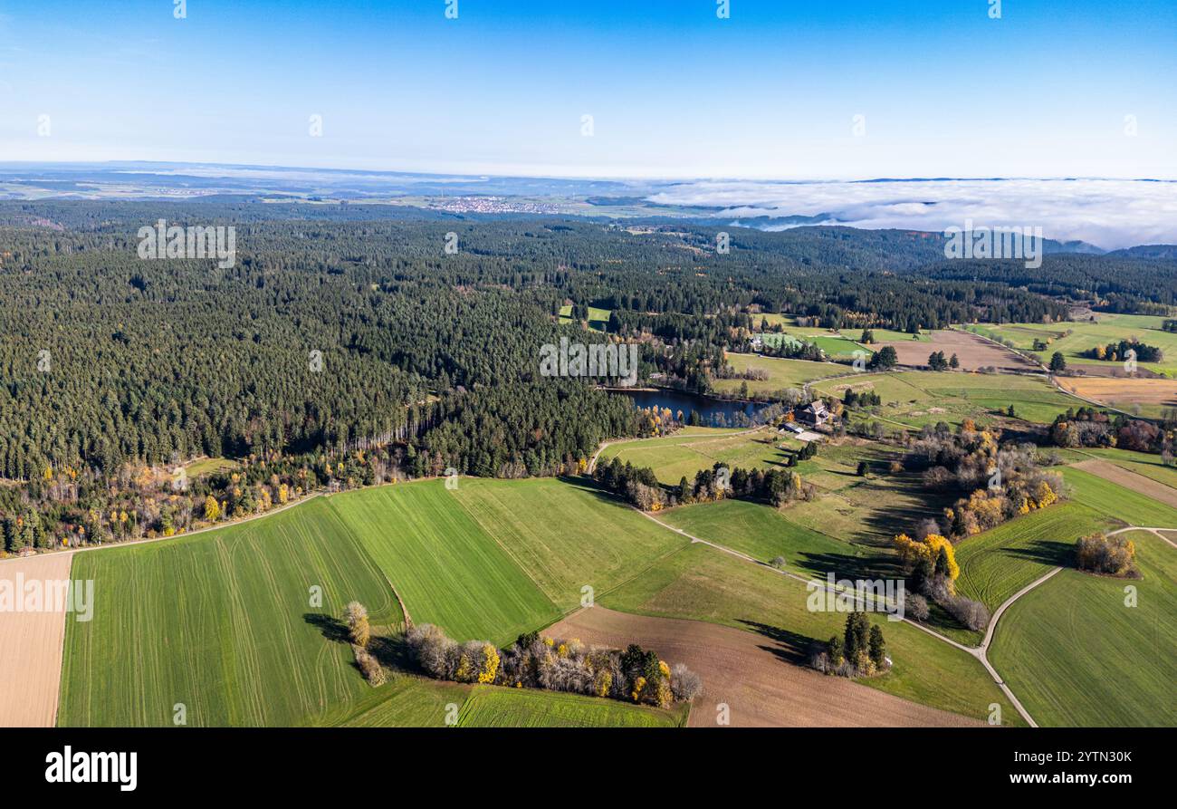 Grafenhausen, Germania, 10 novembre 2024: Vista da Grafenhausen sul Schlüchtsee verso Bonndorf nella Foresta Nera. La nebbia si è dissipata ad alta velocità Foto Stock