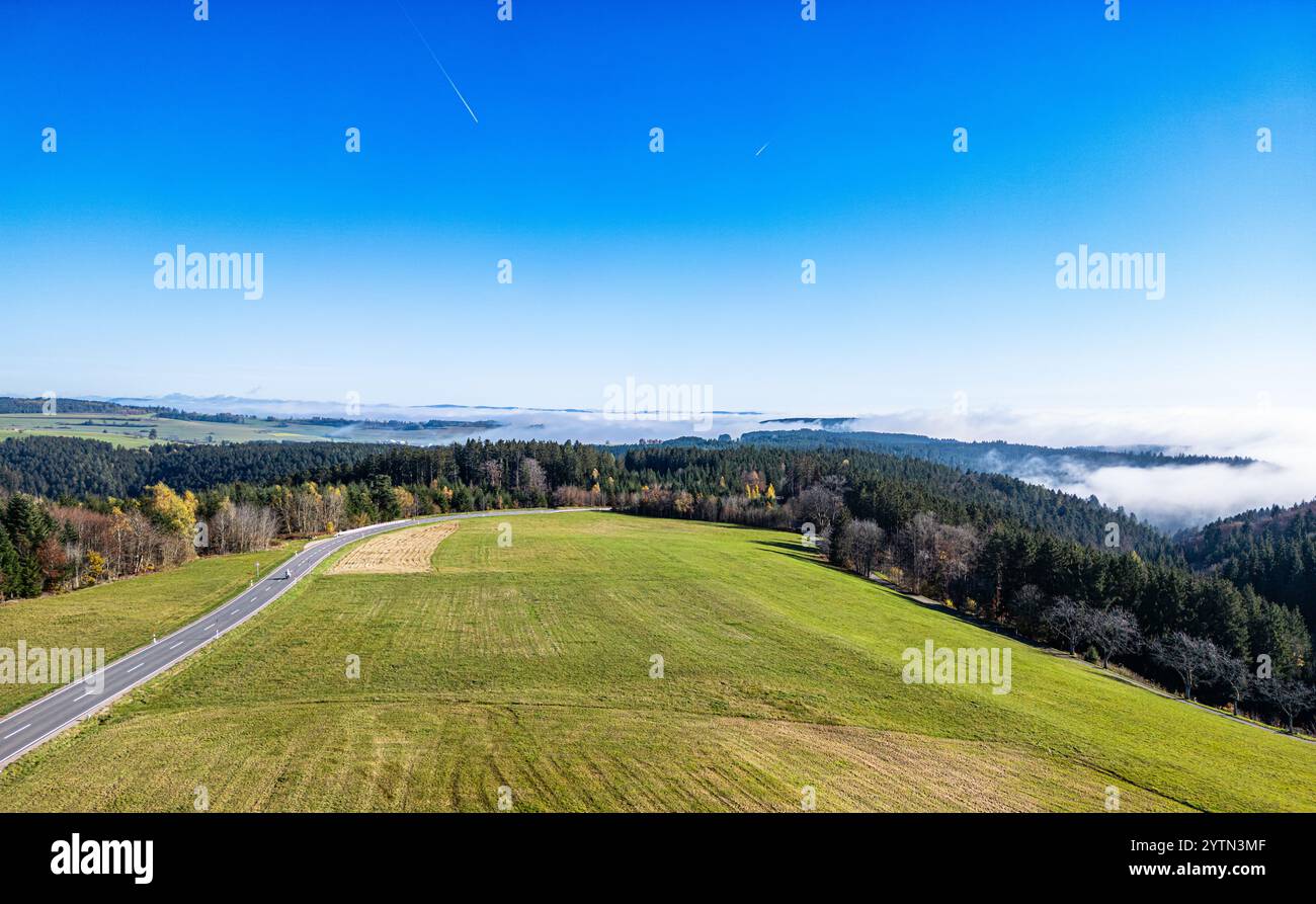 Bonndorf im Schwarzwald, Germania, 10 novembre 2024: Vista dall'alto sulla Foresta Nera. In alcuni punti la nebbia si è spenta, in altri Foto Stock