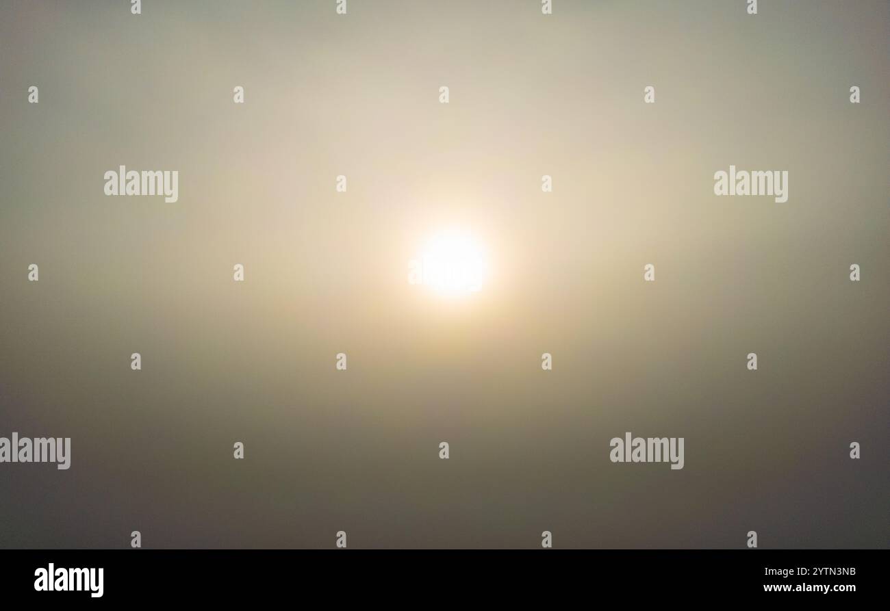 Bonndorf im Schwarzwald, Germania, 10 novembre 2024: Vista attraverso l'alta nebbia verso il sole. (Foto di Andreas Haas/dieBildmanufaktur) Foto Stock