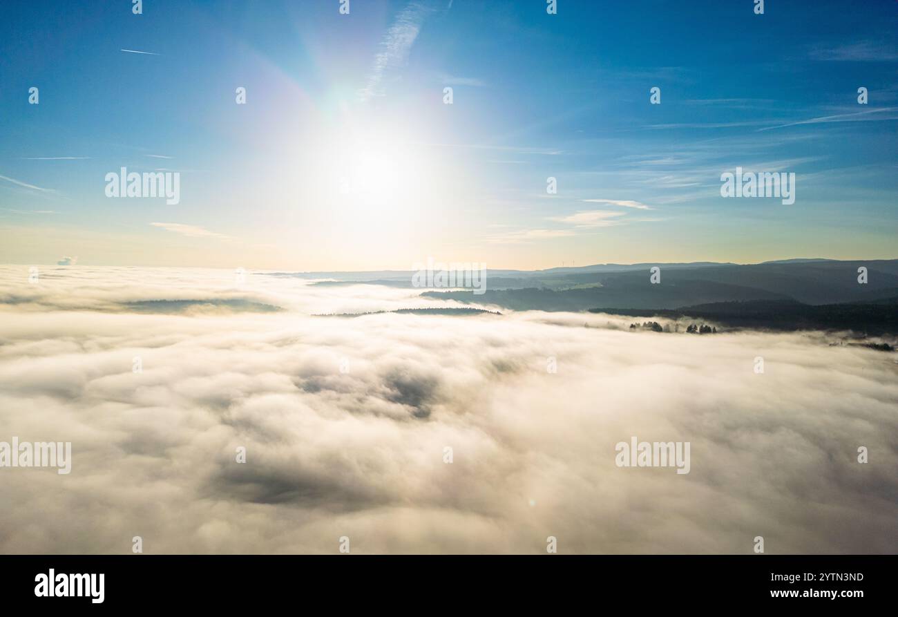 Bonndorf im Schwarzwald, Germania, 10 novembre 2024: Vista sul mare di ​​fog verso il sole. Guarda le cime libere della Foresta Nera. (Foto di Andre Foto Stock