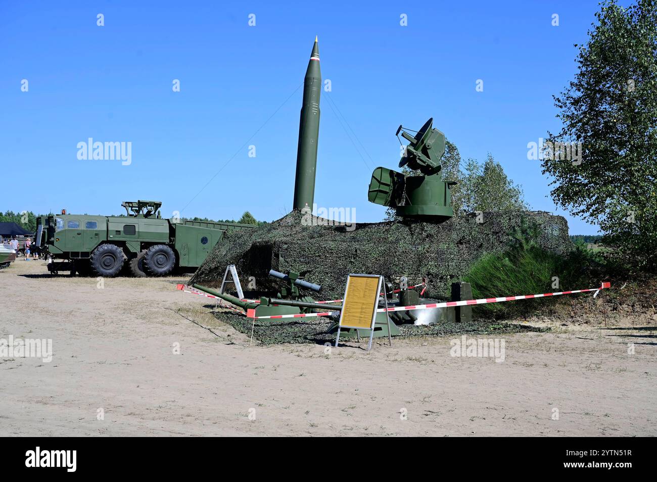 Bundeswehr Boden-Boden-Rakete SCUD-B, Tag der offenen Tür auf dem Truppenübungsplatz TrÜbPl Oberlausitz. Weißkeißel, 24.08.2024 Sachsen Germania *** missile terra-terra della Bundeswehr SCUD B, giornata aperta presso l'area di addestramento militare TrÜbPl Oberlausitz Weißkeißel, 24 08 2024 Sassonia Germania Copyright: XMatthiasxWehnertx Foto Stock