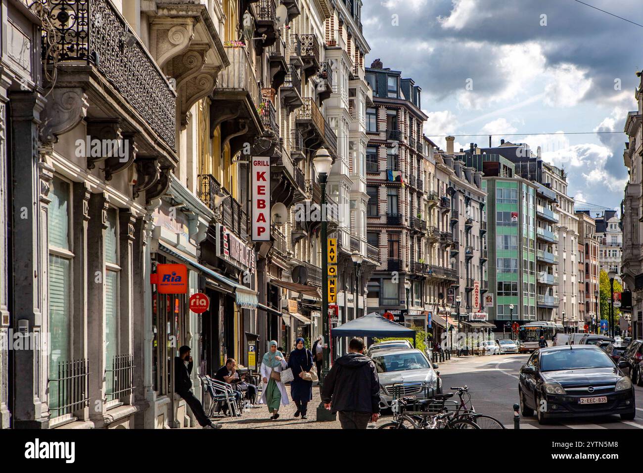 Die Rue Antoine Dansaert befindet sich im Zentrum von Brüssel und verbindet die Rue Auguste Orts in der Nähe der Börse mit dem Vlaamsepoort. Die Dansaertstraat ist eine Einkaufsstraße Rue Antoine Dansaert *** Rue Antoine Dansaert si trova nel centro di Bruxelles e collega Rue Auguste Orts vicino alla borsa valori con il Vlaamsepoort. La Dansaertstraat è una via dello shopping Rue Antoine Dansaert Foto Stock