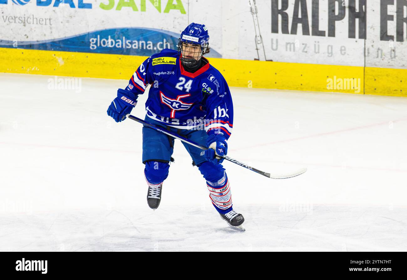 Kloten, Svizzera, 17 novembre 2024: #24 Mike Cuesta Flores, difensore EHC Kloten U20-Elit Team. (Foto di Andreas Haas/dieBildmanufaktur) Foto Stock