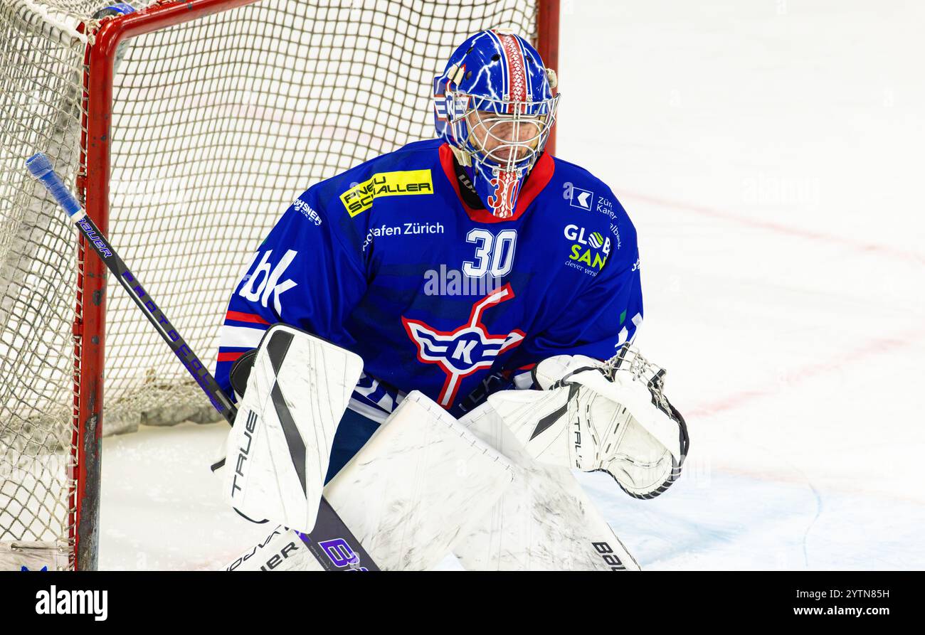 Kloten, Svizzera, 17 novembre 2024: #30 Cedric Gerber, portiere EHC Kloten U20-Elit Team. (Foto di Andreas Haas/dieBildmanufaktur) Foto Stock