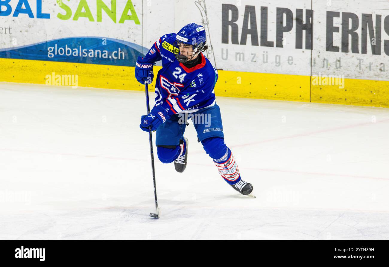 Kloten, Svizzera, 17 novembre 2024: #24 Mike Cuesta Flores, difensore EHC Kloten U20-Elit Team con il puck. (Foto di Andreas Haas/dieBildmanufaktur) Foto Stock