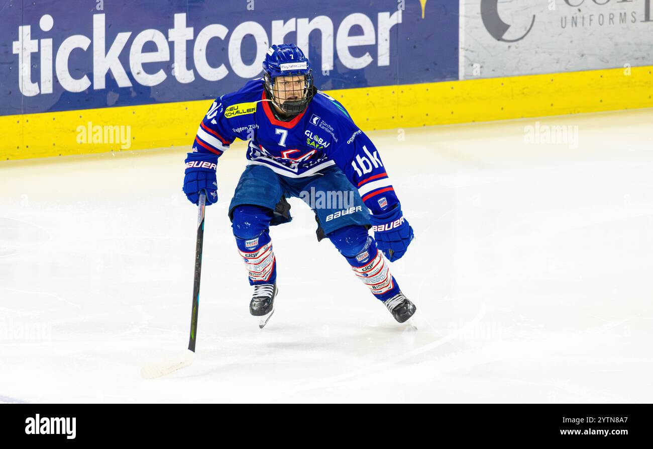 Kloten, Svizzera, 24 novembre 2024: #7 Noe Latella, difensore EHC Kloten U20-Elit Team. (Foto di Andreas Haas/dieBildmanufaktur) Foto Stock