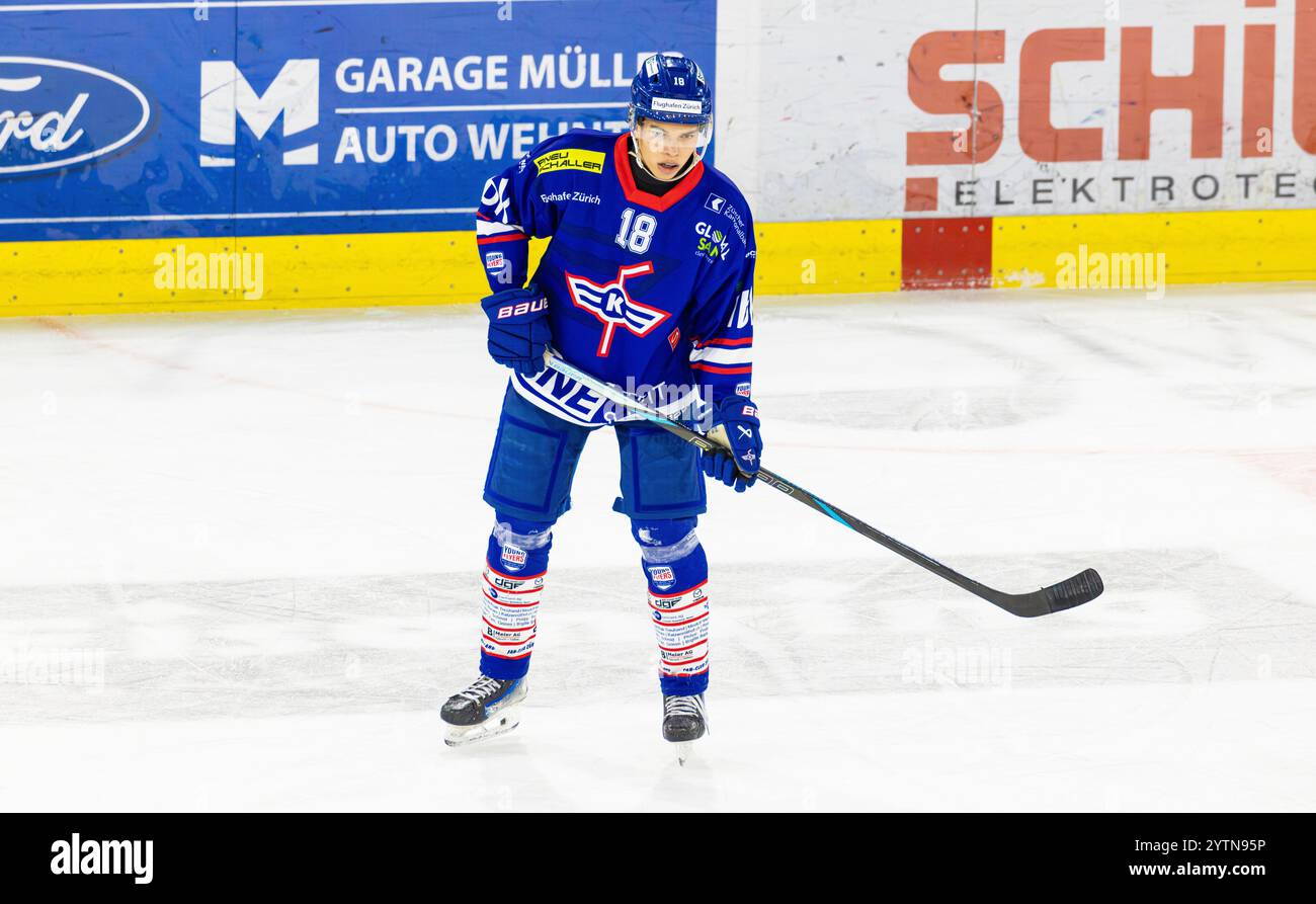 Kloten, Svizzera, 24 novembre 2024: #18 Sören Aebi, attaccante EHC Kloten U20-Elit Team. (Foto di Andreas Haas/dieBildmanufaktur) Foto Stock