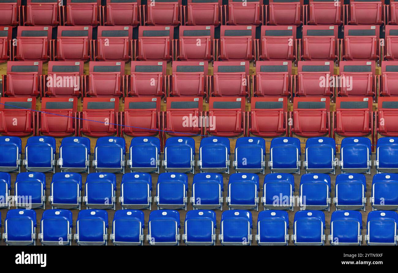 Kloten, Svizzera, 29 novembre 2024: Sedie vuote nell'EHC Kloten sede della Swiss Arena durante una partita degli U20 Elite Juniors. (Foto di Andreas H Foto Stock