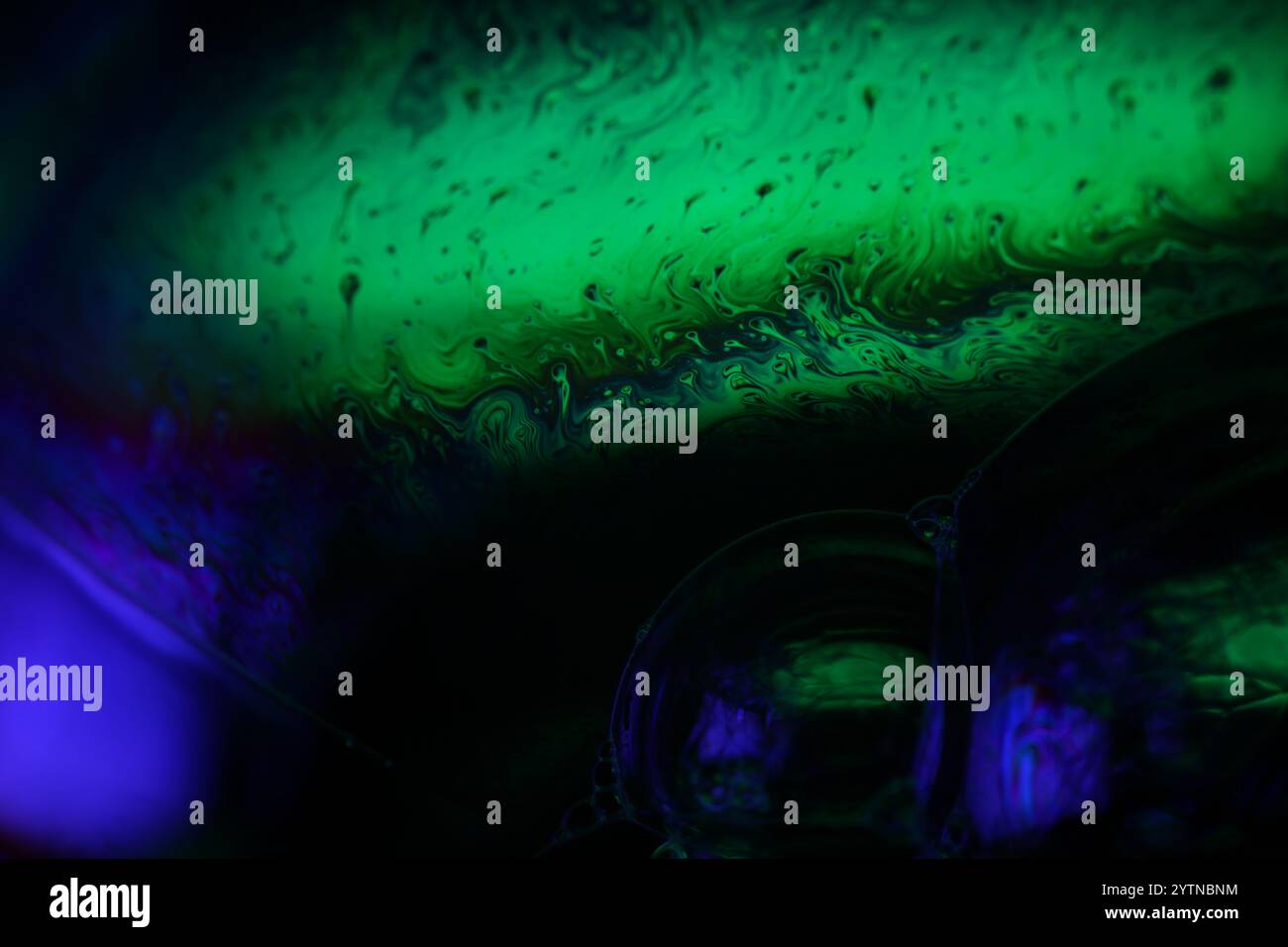 Pannelli fluidi verdi e viola, astrazione liquida, onde di colore, sfondi scuri profondi, forme d'acqua lucide Foto Stock