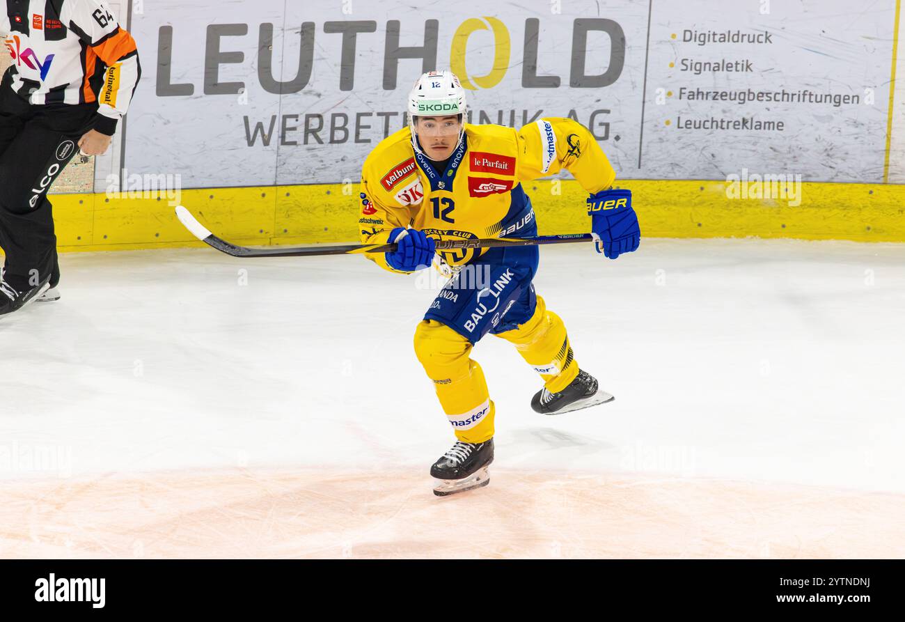 Kloten, Svizzera, 13 novembre 2024: N. 12 Enzo Gueby, difensore HC Davos. (Foto di Andreas Haas/dieBildmanufaktur) Foto Stock