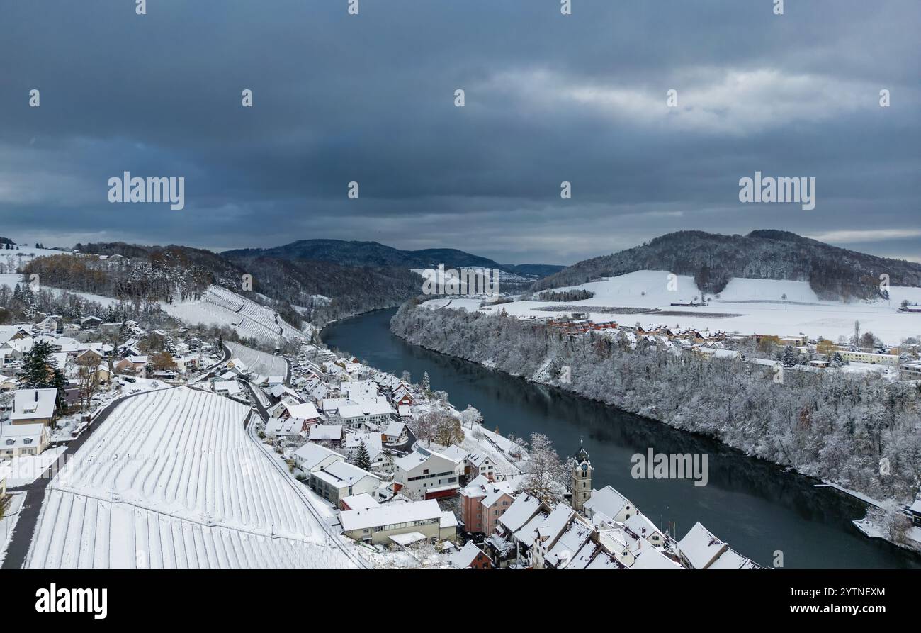 Eglisau, Svizzera, 22 novembre 2024: Vista sul Reno vicino a Eglisau. Forti nevicate causarono 10-15 centimetri di neve in poche ore. (Pho Foto Stock