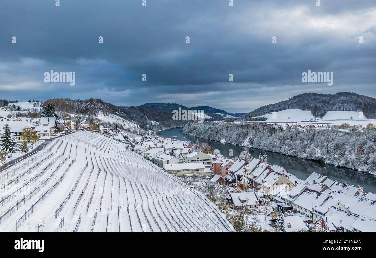 Eglisau, Svizzera, 22 novembre 2024: Vista sul Reno vicino a Eglisau. Forti nevicate causarono 10-15 centimetri di neve in poche ore. (Pho Foto Stock