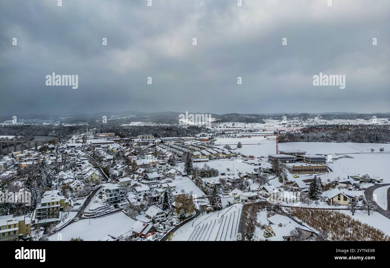 Eglisau, Svizzera, 22 novembre 2024: Vista sul Reno vicino a Eglisau. Forti nevicate causarono 10-15 centimetri di neve in poche ore. (Pho Foto Stock