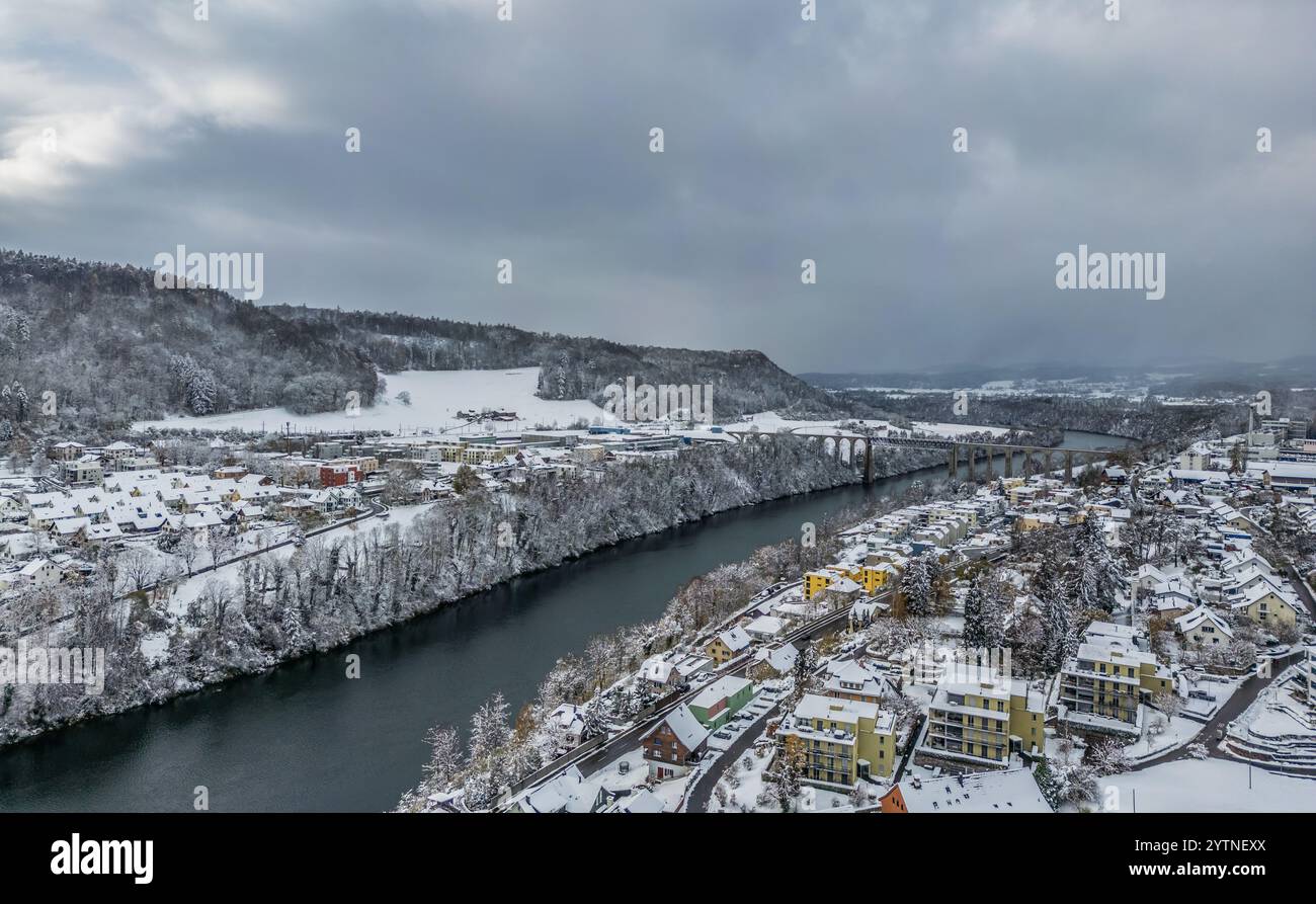 Eglisau, Svizzera, 22 novembre 2024: Vista sul Reno vicino a Eglisau. Forti nevicate causarono 10-15 centimetri di neve in poche ore. (Pho Foto Stock