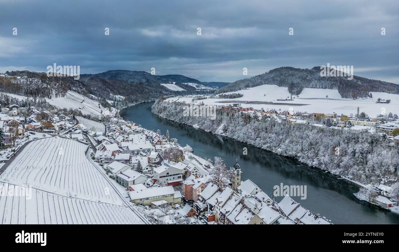 Eglisau, Svizzera, 22 novembre 2024: Vista sul Reno vicino a Eglisau. Forti nevicate causarono 10-15 centimetri di neve in poche ore. (Pho Foto Stock