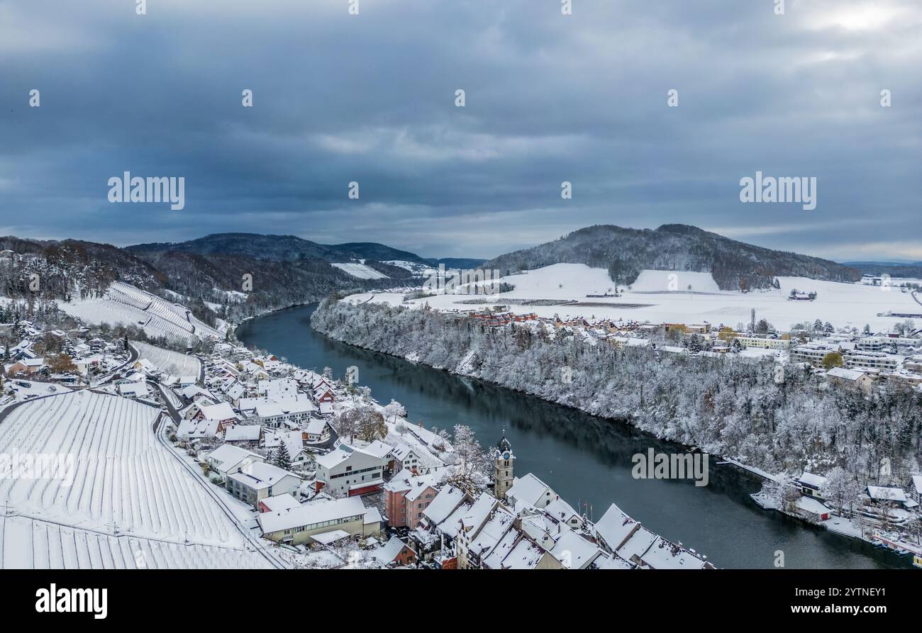 Eglisau, Svizzera, 22 novembre 2024: Vista sul Reno vicino a Eglisau. Forti nevicate causarono 10-15 centimetri di neve in poche ore. (Pho Foto Stock