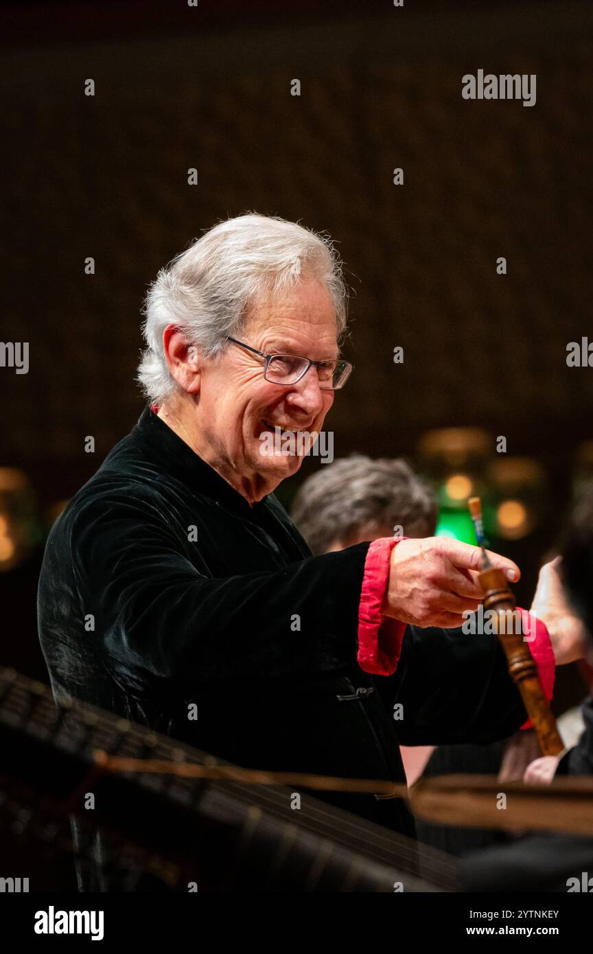 Amburgo, Germania. 7 dicembre 2024. Direttore Sir John Eliot Gardiner sul palco nella sala principale. Gardiner si esibisce per la prima volta con il suo nuovo coro nell'Elbphilharmonie. Crediti: Jonas Walzberg/dpa/Alamy Live News Foto Stock