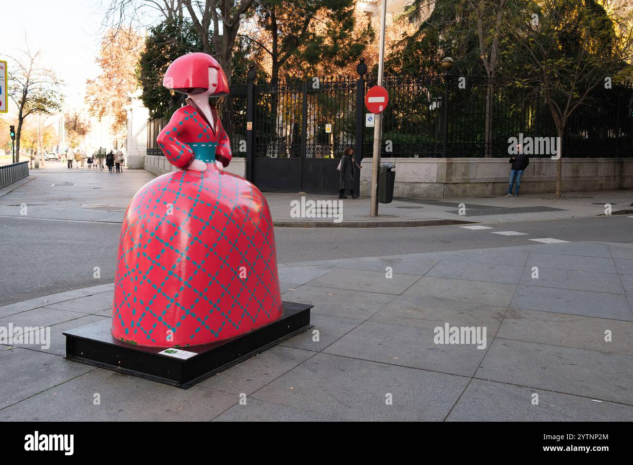 La vista di una scultura a forma di figure del pittore Velázquez Las Menina è in mostra durante la mostra della Galleria Meninas Madrid. Decemb Foto Stock