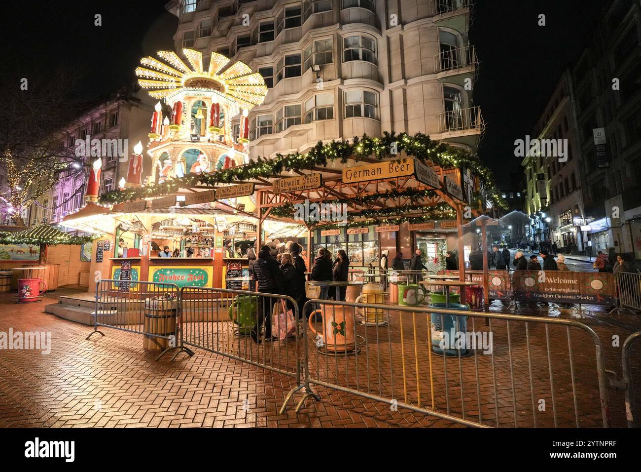 Victoria Square, Birmingham, 7 dicembre 2024 - il mercato di Francoforte di Birmingham era più tranquillo del solito sabato sera, dato che molti hanno ascoltato i consigli per stare al chiuso. Rispetto al venerdì, i bar erano praticamente vuoti perché chi si avventurava fuori era bagnato dalla pioggia battente e permeato da forti venti. Crediti: British News and Media/Alamy Live News Foto Stock