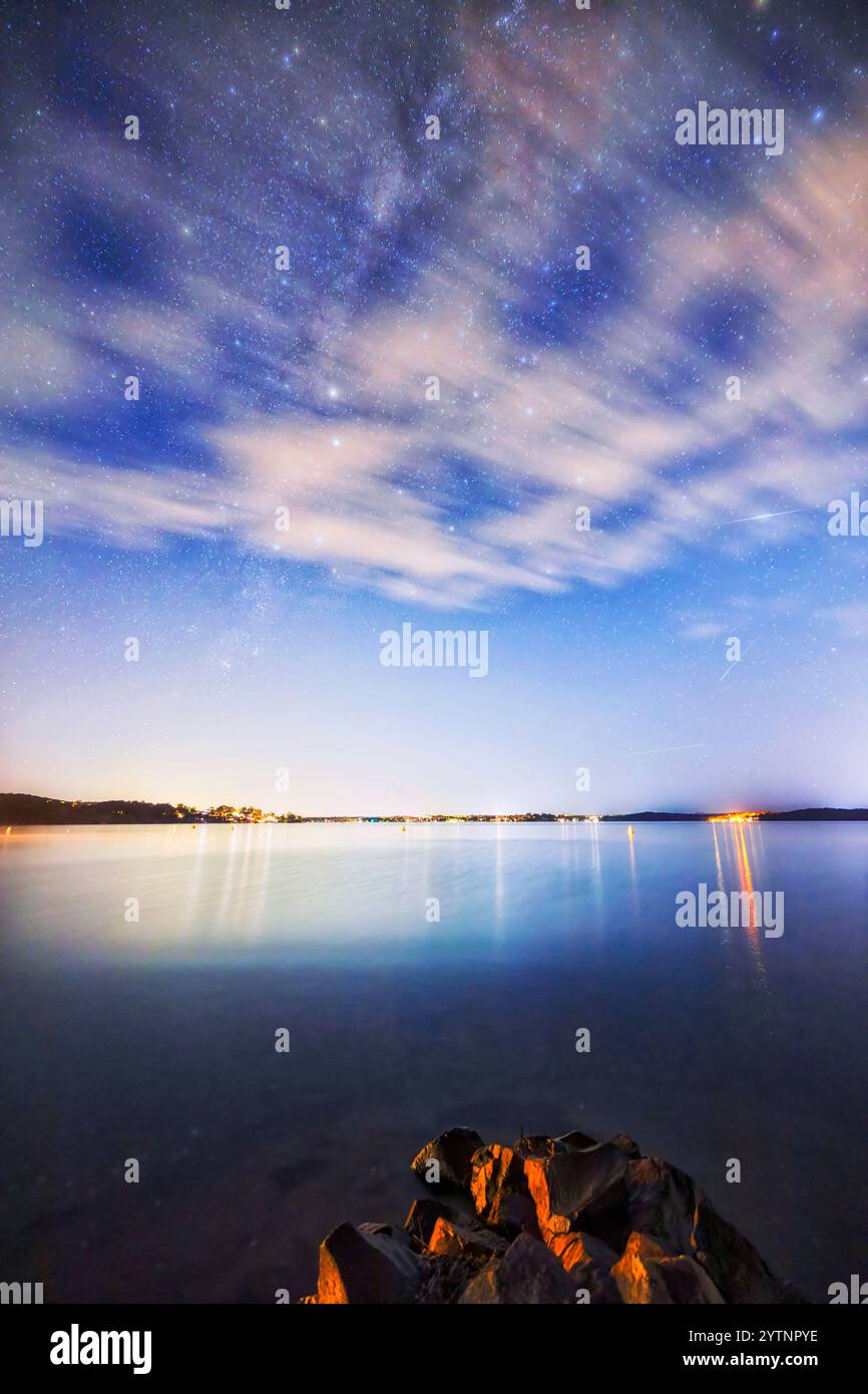 Il lungomare del lago Macquarie sotto la luminosa via Lattea inizia nel cielo: L'osservazione delle stelle australiane. Foto Stock