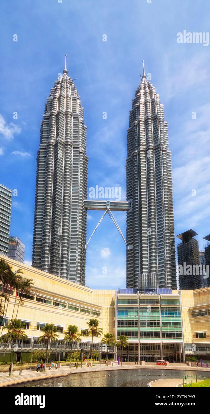 Kuala Lumpur, moderna architettura urbana, grattacielo, torri di un centro commerciale di classe mondiale nel parco cittadino. Foto Stock