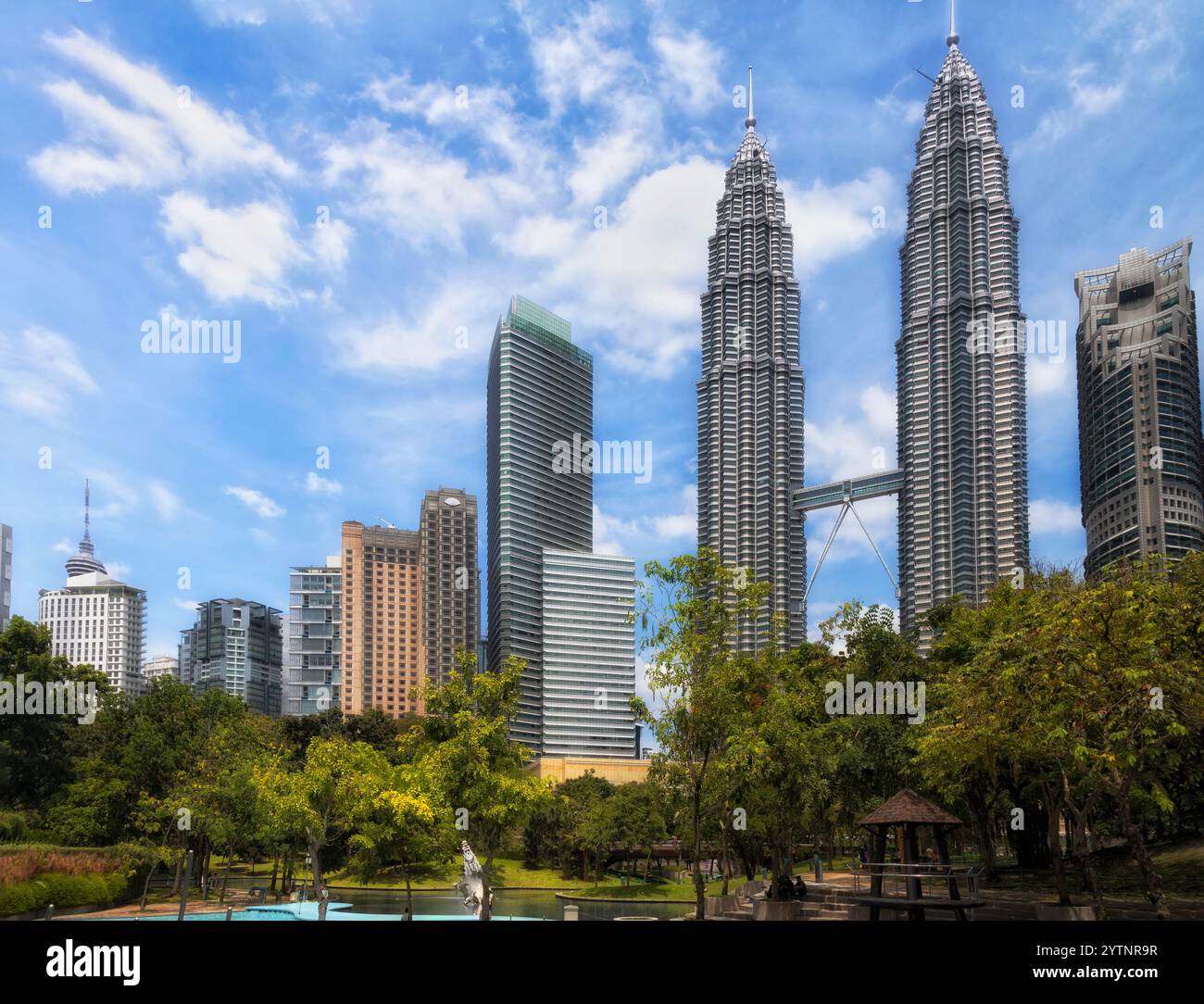 Il paesaggio urbano del CBD di Kuala Lumpur, dal parco verde ai grattacieli alti, torri per centri commerciali. Foto Stock