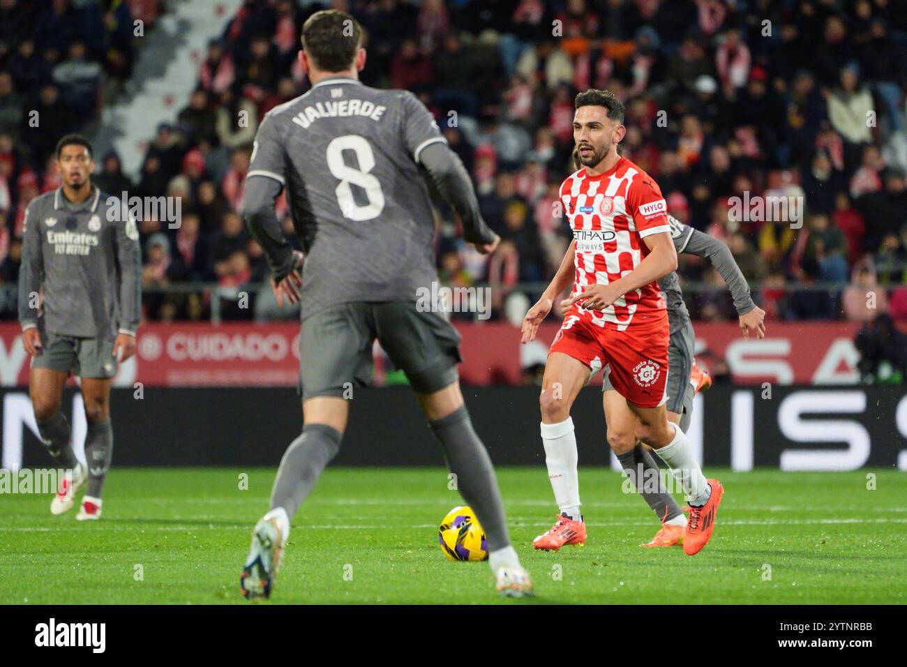 7 dicembre 2024; Estadi Montilivi, Girona, Spagna, la Liga spagnola, Girona contro Real Madrid; Ivan Martin di Girona è coperto dalla corsa di Valverde di Madrid Foto Stock
