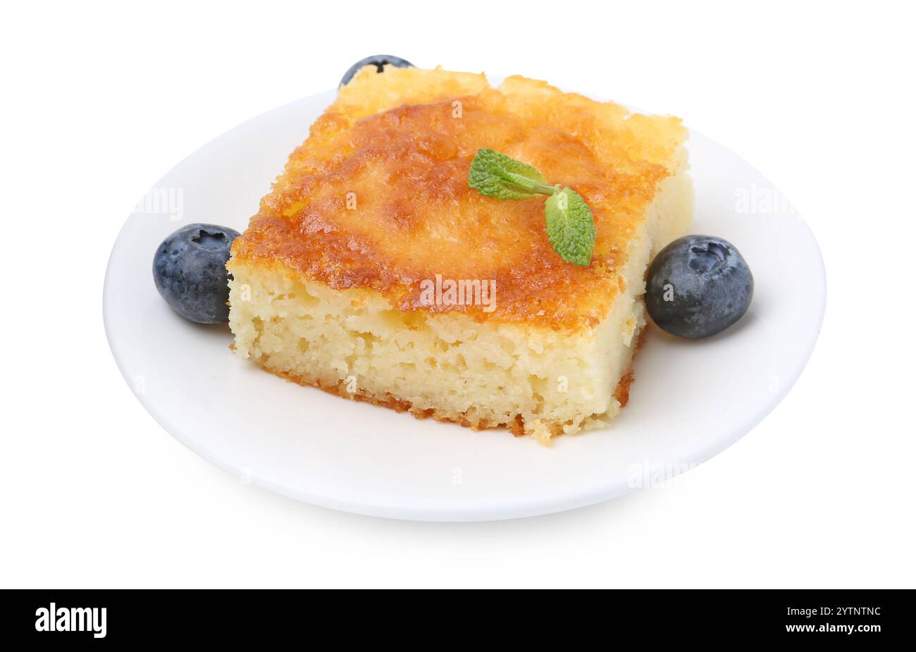Fetta di gustosa torta di semola e mirtilli isolati su bianco Foto Stock