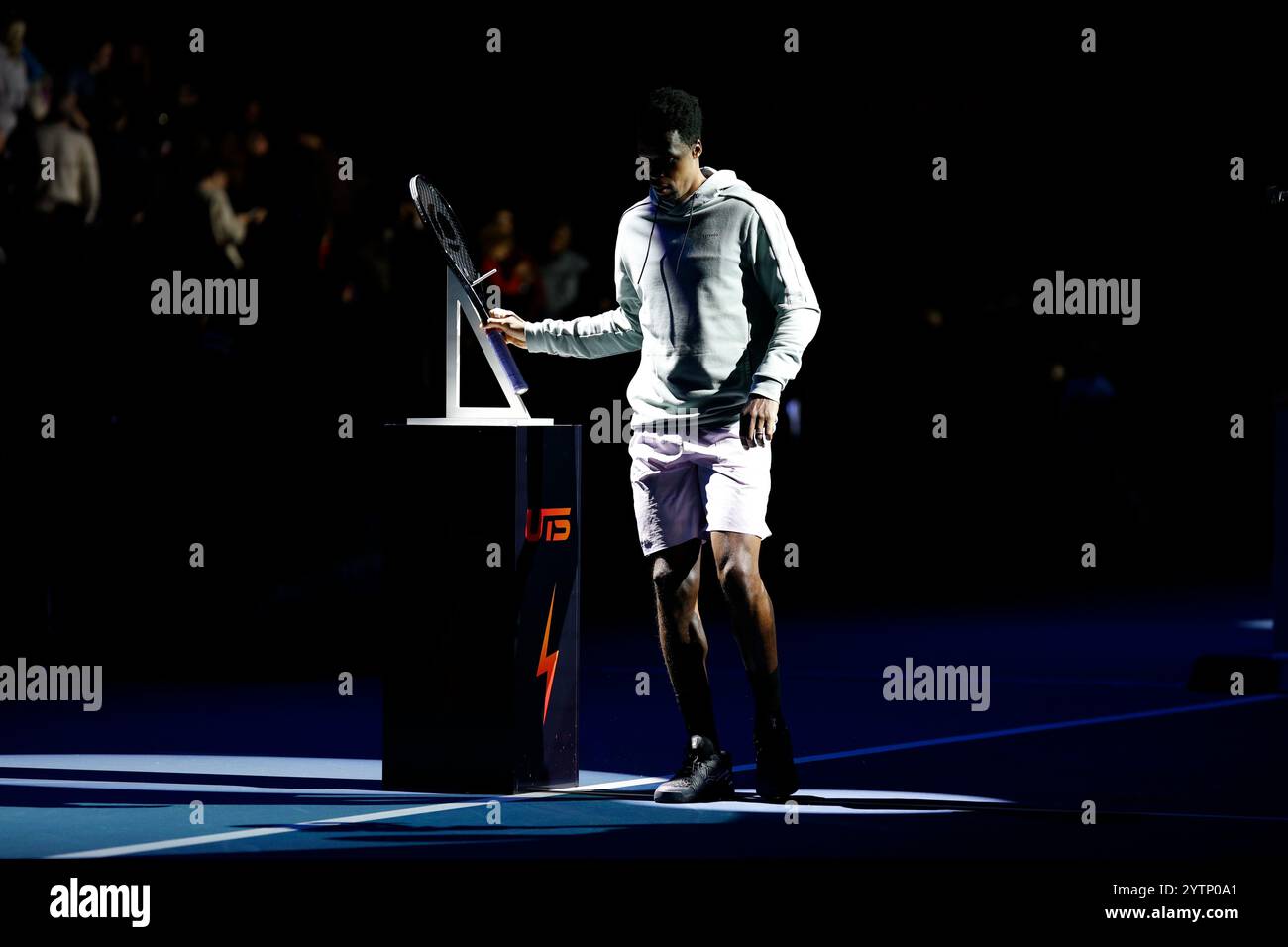 7 dicembre 2024; Copper Box Arena, Stratford, Londra, Inghilterra; Ultimate Tennis Showdown Grand Final Day 2; Gael Monfils raccoglie la sua racchetta prima della partita Foto Stock