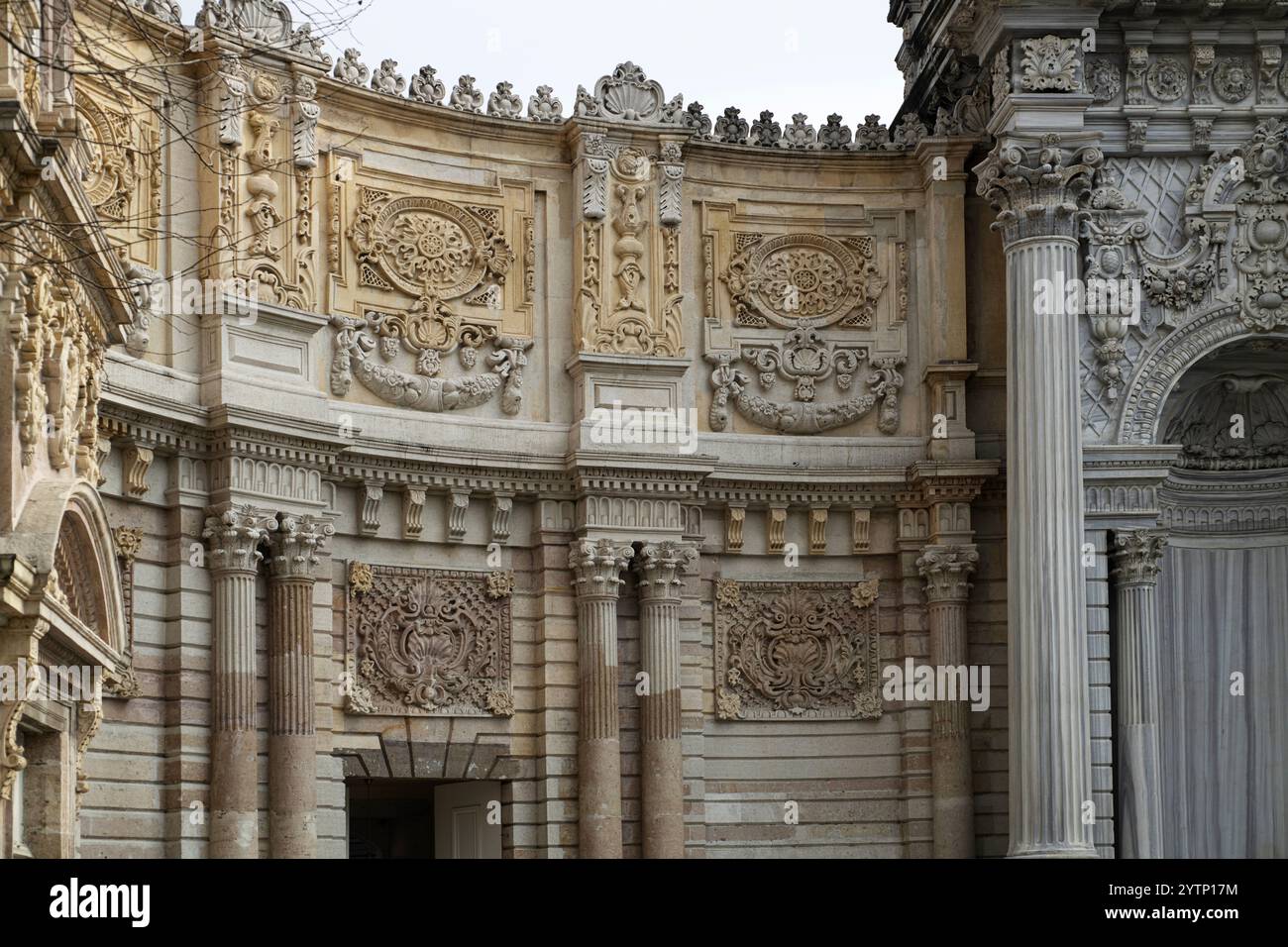 Dettaglio architettonico del palazzo Dolmabahe di Istanbul. Costruito intorno al 1850, fu il principale centro amministrativo dell'Impero ottomano Foto Stock