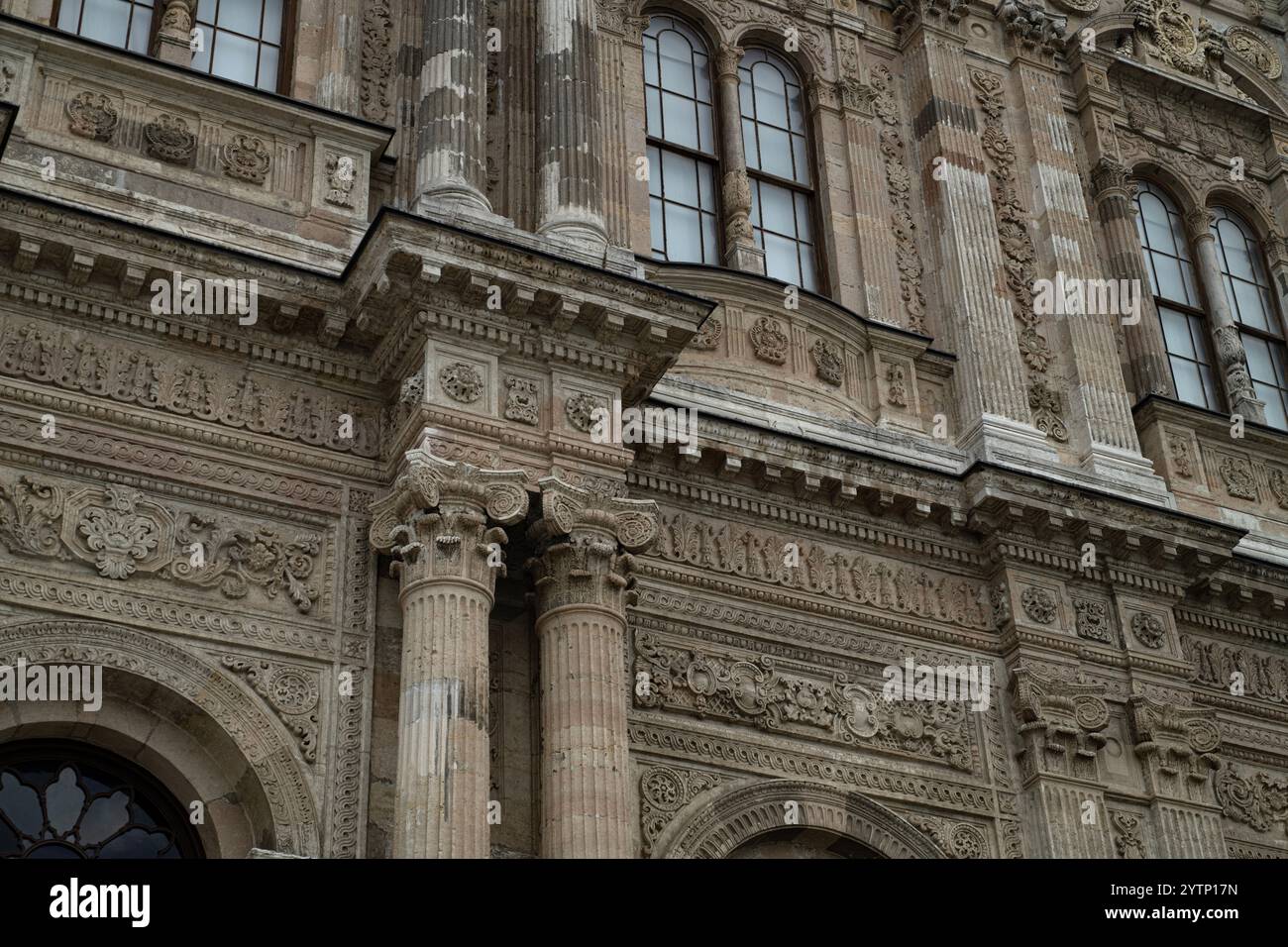 Dettaglio architettonico del palazzo Dolmabahe di Istanbul. Costruito intorno al 1850, fu il principale centro amministrativo dell'Impero ottomano Foto Stock