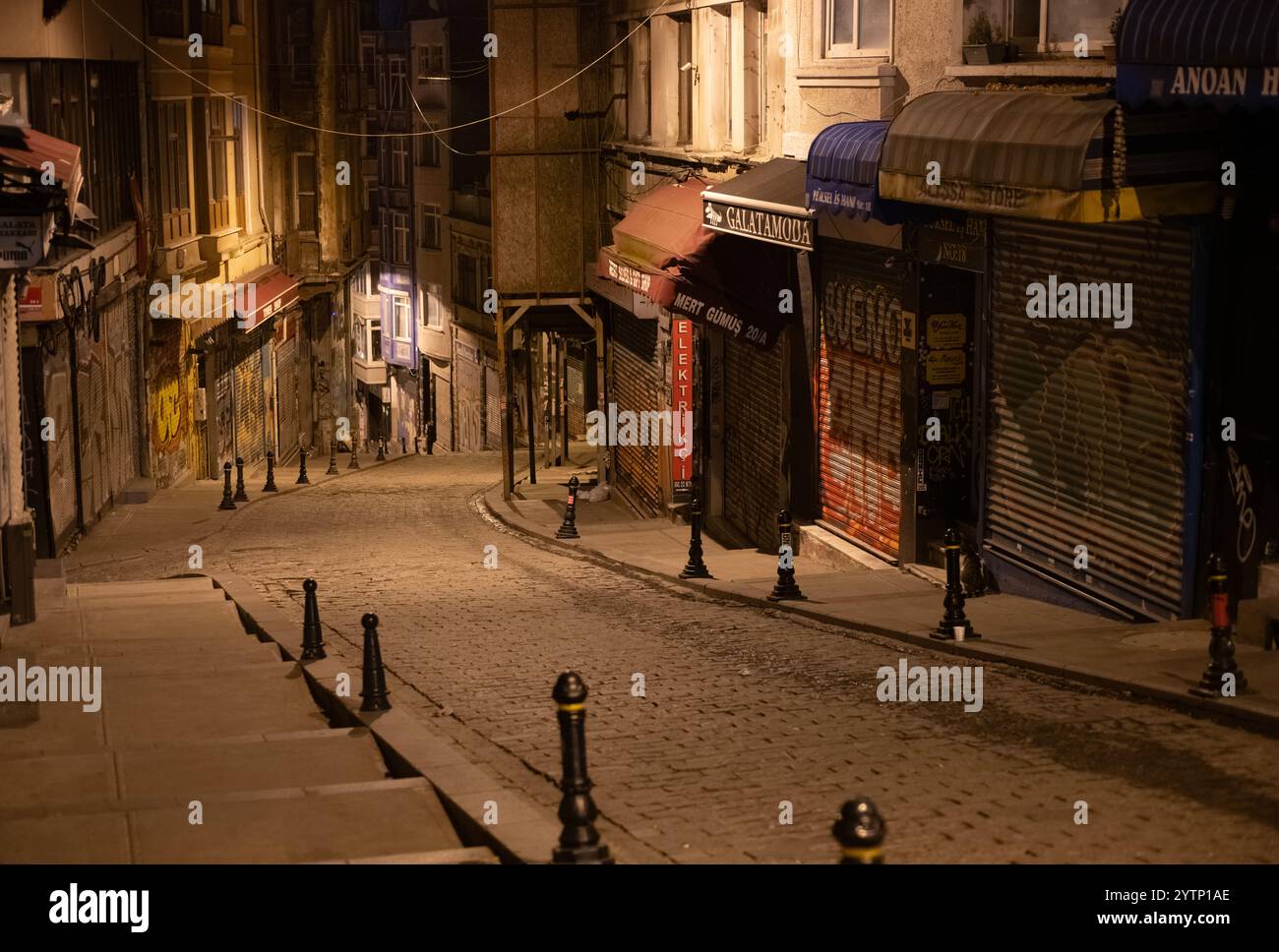 La vecchia strada di Istanbul di notte. Foto Stock