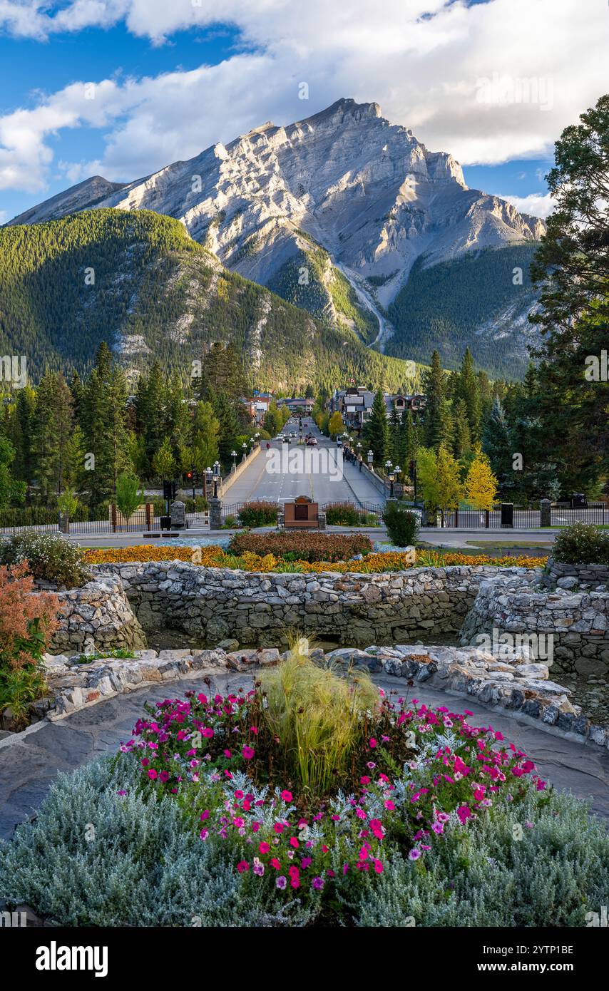 Banff Avenue dall'edificio amministrativo al 101 di Mountain Avenue a Banff, Alberta Foto Stock