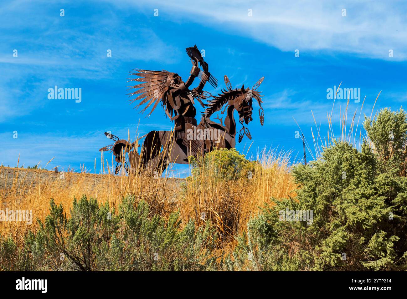 Scultura in metallo del «Capo» a cavallo che indossa un copricapo piumato, Beebe Springs Wildlife area, Lake Chelan, Washington Foto Stock