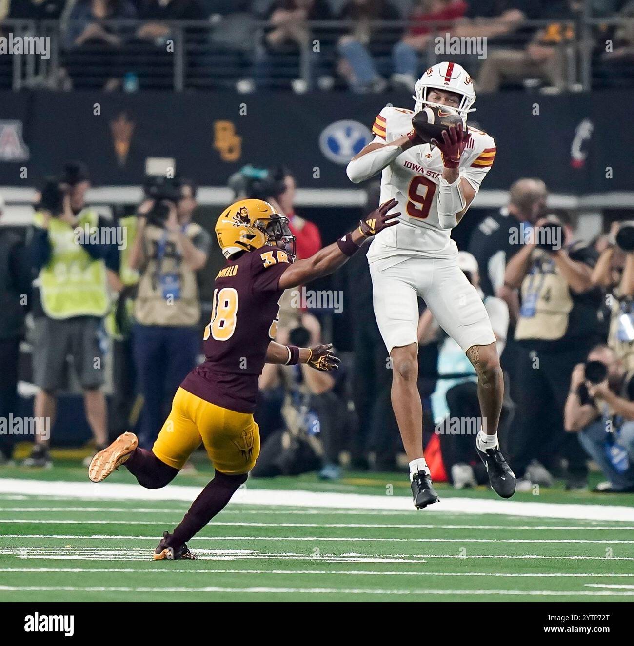 Arlington, Stati Uniti. 7 dicembre 2024. Il wide receiver degli Iowa State Cyclones JAYDEN HIGGINS (9) riceve durante la prima metà della partita del Big XII Championship tra gli Arizona State Sun Devils e gli Iowa State Cyclones il 7 dicembre 2024 all'AT&T Stadium di Arlington, Texas. (Foto di: Jerome Hicks/Sipa USA) credito: SIPA USA/Alamy Live News Foto Stock