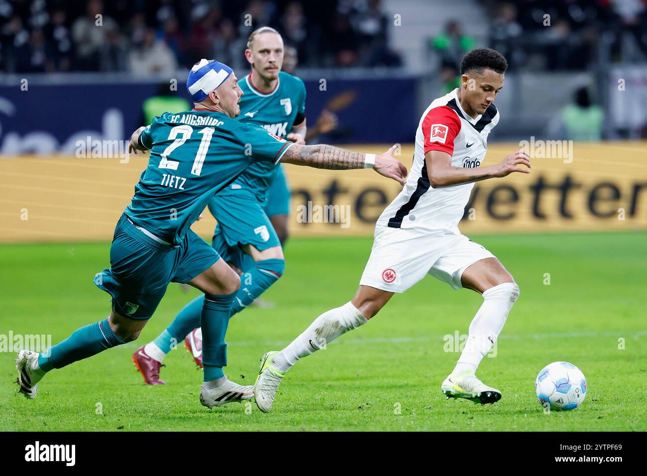 Francoforte sul meno, Ger. 7 dicembre 2024. Bild: V.l. Phillip Tietz (FC Augsburg, 21) und Tuta (Eintracht Frankfurt, 35), 07.12.2024, Fussball, Bundesliga, LE NORMATIVE Eintracht Frankfurt - FC Augsburg, GER, Frankfurt am Main, Deutsche Bank Park, DFL VIETANO QUALSIASI USO DI FOTOGRAFIE COME SEQUENZE DI IMMAGINI E/O QUASI-VIDEO. Credito: HMB Media/Alamy Live News Foto Stock