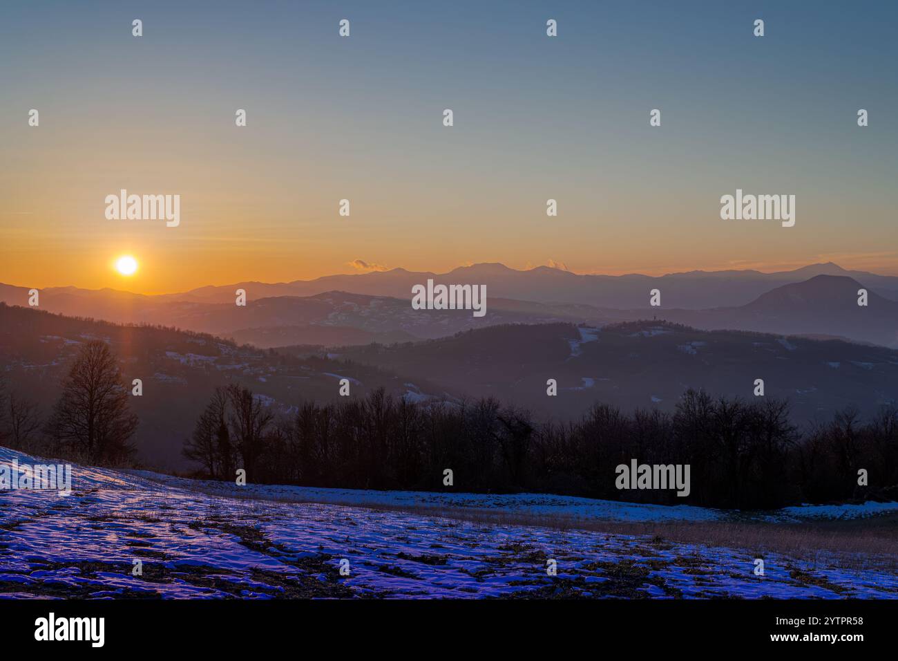 I colori del tramonto invernale sul crinale appenninico in Emilia Romagna, provincia di Bologna, Emilia-Romagna, Italia. Foto Stock