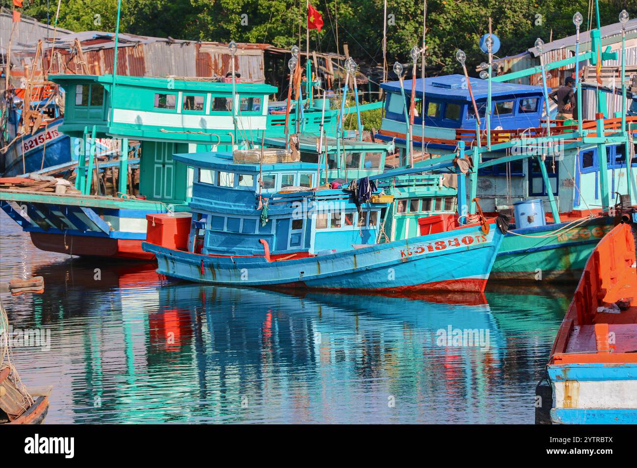 Phu Quoc, Vietnam. 7 dicembre 2024: Pescherecci vietnamiti a Phu Quoc, provincia di Kien Giang, Golfo di Thailandia. L'ambasciatore degli Stati Uniti era in visita ufficiale su quest'isola nel sud del Vietnam, la più grande del paese, per annunciare un pacchetto di assistenza di 12,5 milioni di dollari per sostenere le autorità nel rafforzare le loro capacità di applicazione della legge marittima nel Mar Cinese meridionale e per combattere le pratiche di pesca illegali, non dichiarate e non regolamentate (IUU). L'UE avverte dei divieti sulle importazioni di prodotti ittici dall'industria della pesca vietnamita se non si intraprende un'azione più incisiva contro la pesca Inn. Crediti: Kevin Izorce/Alamy Live News Foto Stock