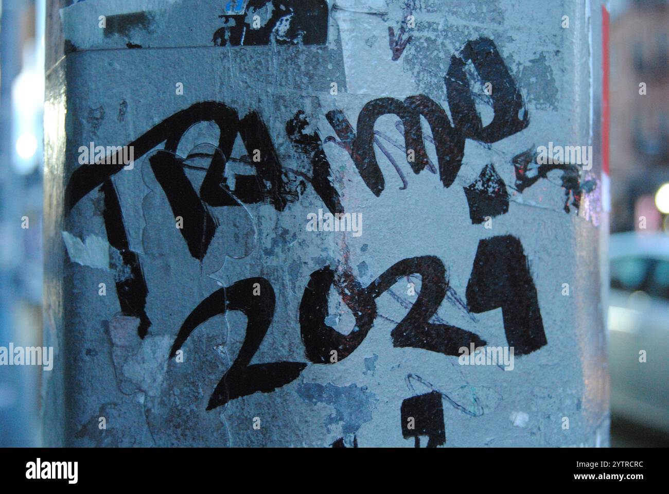 New York City, New York, USA - 07 dicembre 2024: Graffiti Trump 2024 su un palo a Chinatown. Foto Stock