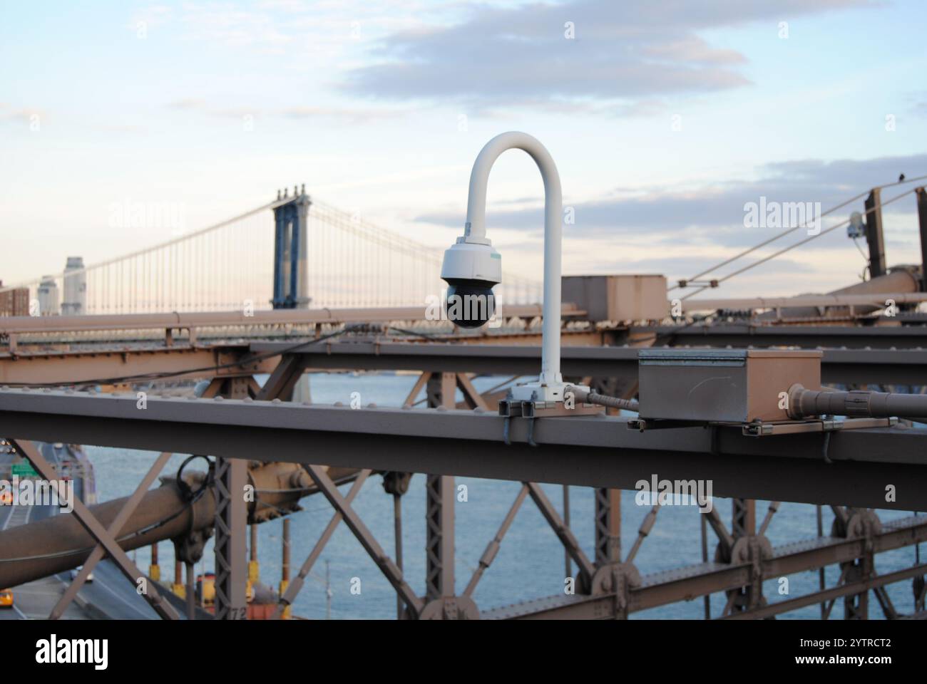 New York City, New York, USA - 7 dicembre 2024: Fotocamera sul ponte di Brooklyn con il ponte di Manhattan in lontananza. Foto Stock