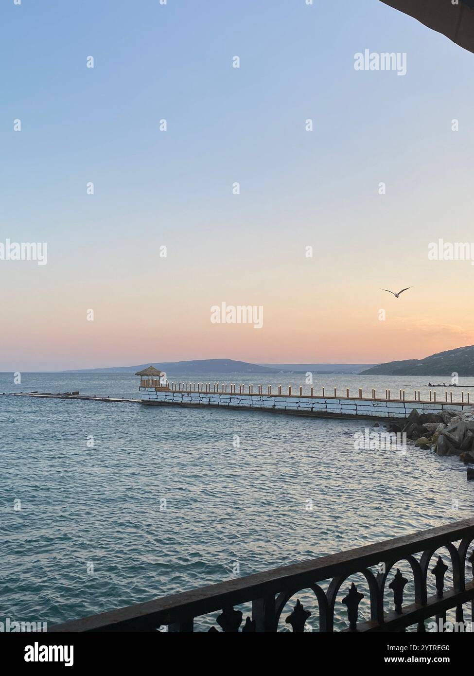 Splendido tramonto sul lungomare - Immagine stock catturata con smartphone
