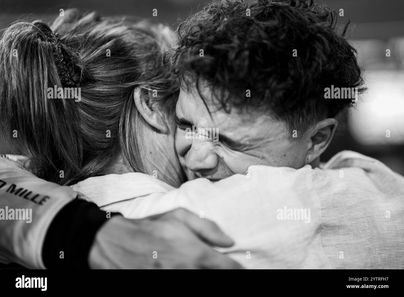 7 dicembre 2024, Abu Dhabi, Singapore, Emirati Arabi Uniti: LANDO NORRIS (GBR) della McLaren #4 festeggia la pole position con sua mamma sabato al Gran Premio di Formula 1 di Abu Dhabi 2024 sul circuito Yas Marina. (Immagine di credito: © Antoine Lapeyre/ZUMA Press Wire) SOLO PER USO EDITORIALE! Non per USO commerciale! Foto Stock