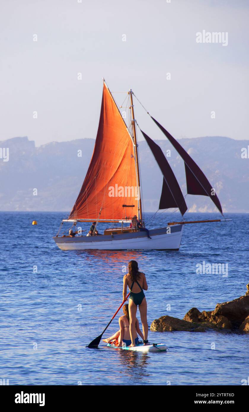 FRANCIA, BOUCHES DU RHONE (13) MARSIGLIA, SPIAGGIA DEI CATALANI, PAGAIA E VECCHIA BARCA A VELA Foto Stock