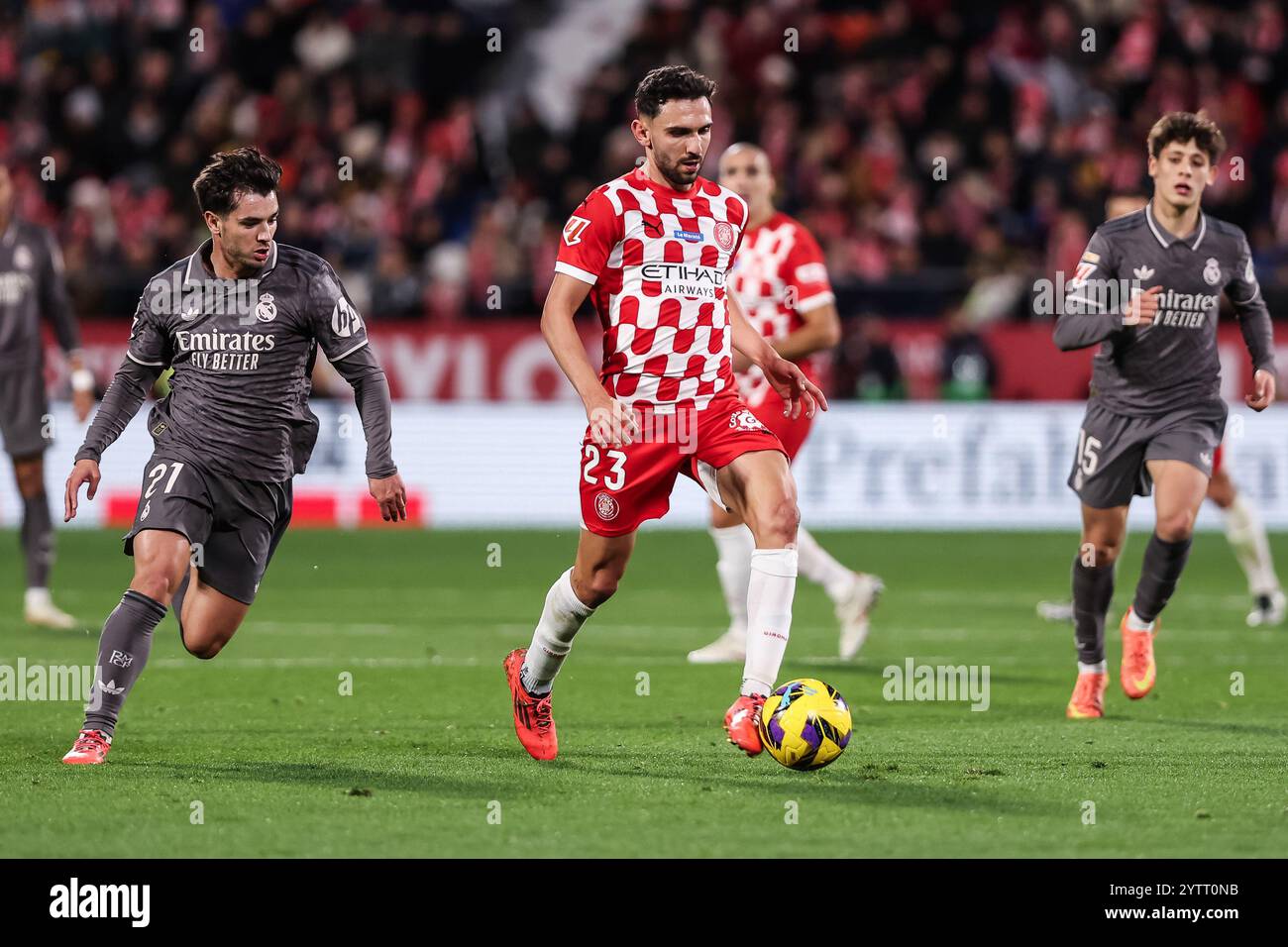 Ivan Martin di Girona FC e Brahim Diaz del Real Madrid durante la partita di calcio della Liga tra Girona FC e Real Madrid CF il 7 dicembre 2024 allo stadio Montilivi di Girona, Spagna Foto Stock