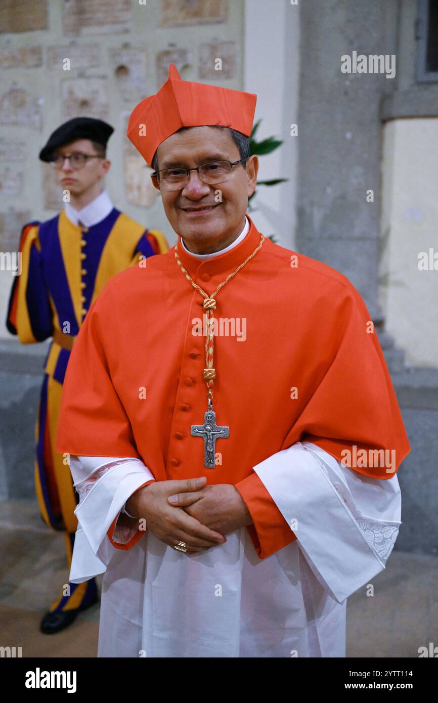 Il nuovo cardinale Luis Gerado Cabrera Herrera (Ecuador) posa durante una visita di cortesia a seguito della sua nomina da parte di Papa Francesco, durante una cerimonia Concistoria per la creazione di 21 nuovi cardinali il 7 dicembre 2024 nella basilica di San Pietro in Vaticano. Foto: Eric Vandeville/ABACAPRESS. COM credito: Abaca Press/Alamy Live News Foto Stock