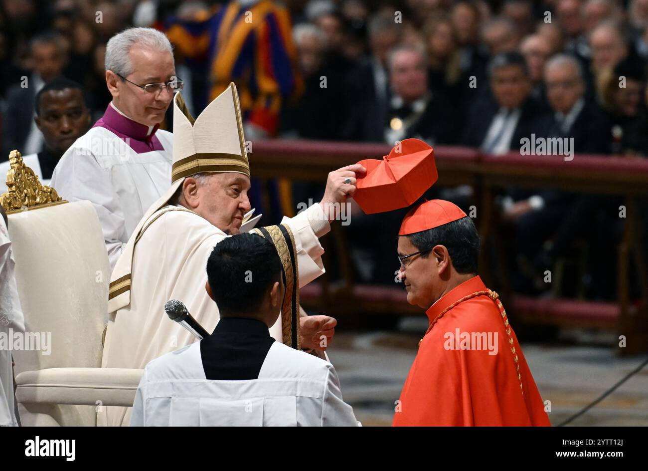 Papa Francesco nomina il nuovo cardinale Luis Gerardo Cabrera Herrera (Ecuador) durante una cerimonia Concistoria per la creazione di 21 nuovi cardinali nella basilica di San Pietro, in Vaticano, il 7 dicembre 2024. Foto: Eric Vandeville/ABACAPRESS. COM credito: Abaca Press/Alamy Live News Foto Stock